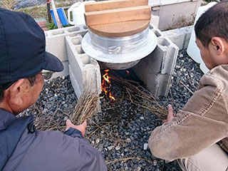 大好評！！釜戸で火をおこして蕎麦打ち！