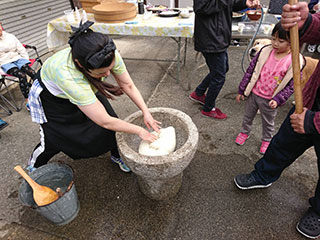 大人気の餅つきや芋煮、ピサや燻製、色々やってます！！